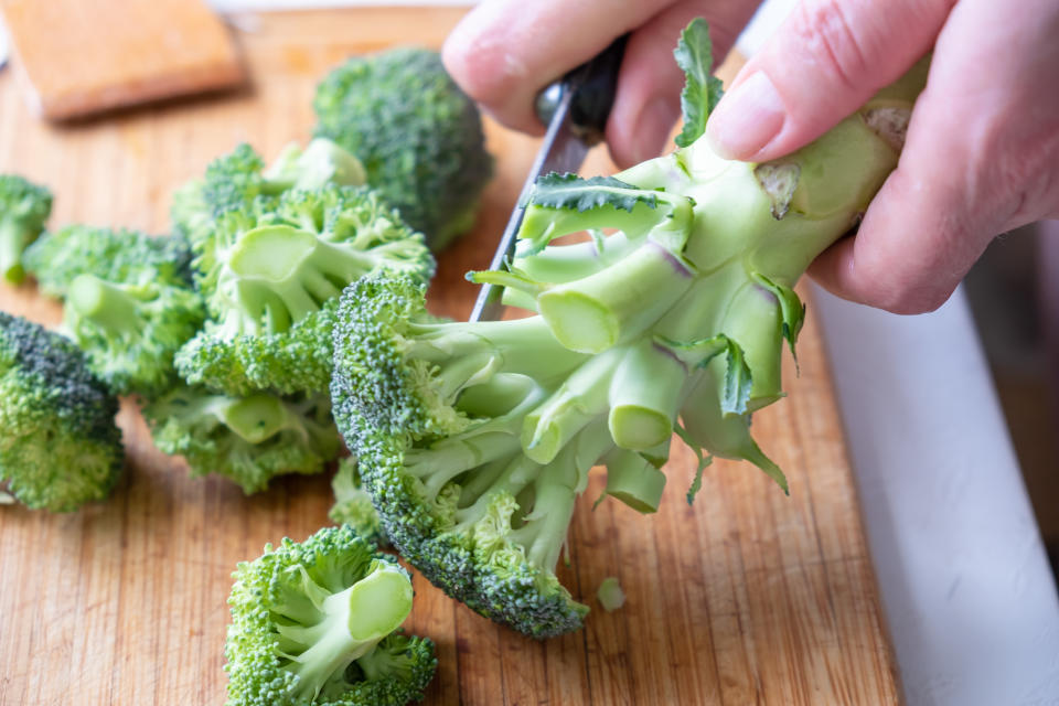 Der Strunk vom Brokkoli erinnert geschmacklich etwas an Kohlrabi - man ihn roh essen oder vielseitig weiterverarbeiten, also bitte nicht wegwerfen (Bild: Getty Images)
