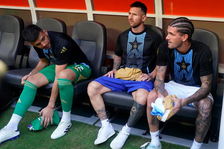 Messi junto a Rulli y De Paul, antes del arranque del partido