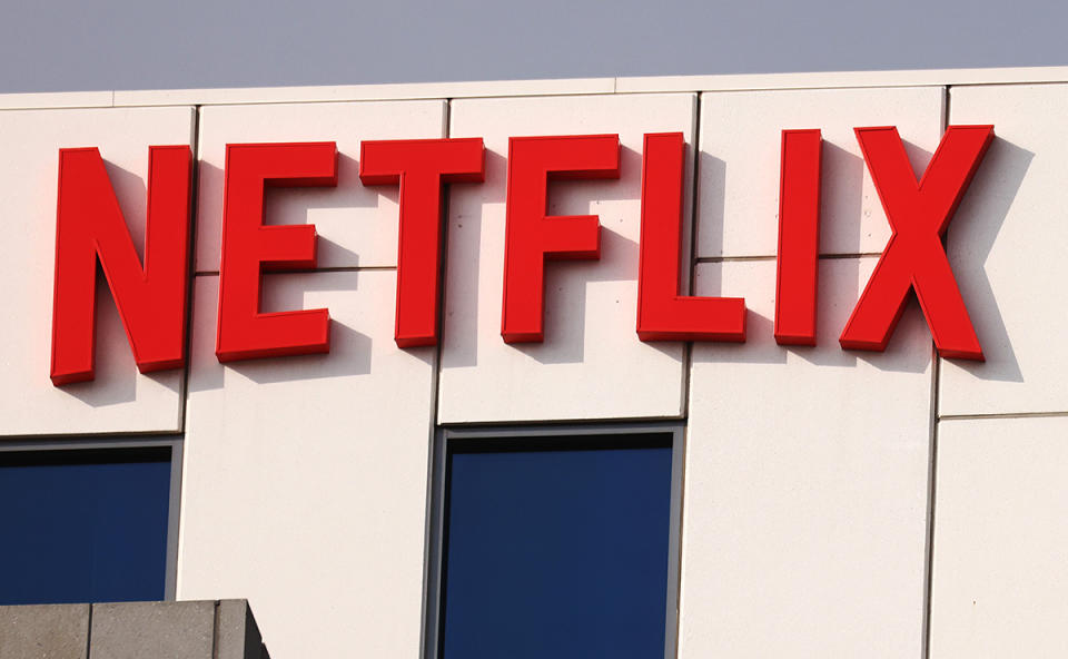 Logo de Netflix sobre las oficinas de la compañía en Los Ángeles (Foto: Mario Tama/Getty Images)