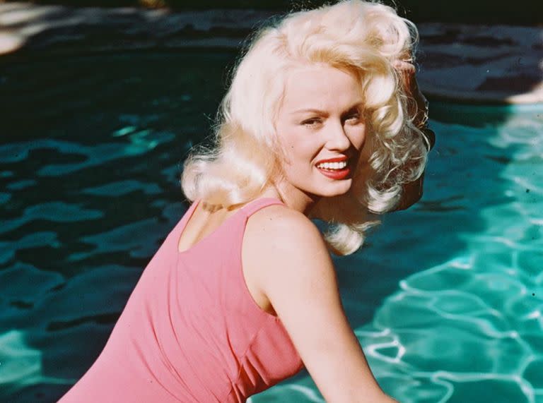 Mamie Van Doren fotografiada en 1955, cuando intentaban hacer de ella un producto claramente inspirado en Marilyn Monroe