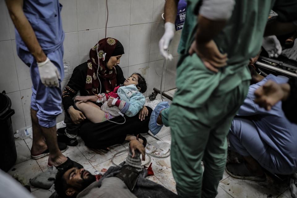 加沙南部最大醫療設施、位於汗尤尼斯（Khan Yunis）的納賽爾醫院（Nasser hospital）在周日宣布停運。圖為 1 月 22 日納賽爾醫院內傷者的情況。(Photo by Belal Khaled/Anadolu via Getty Images)