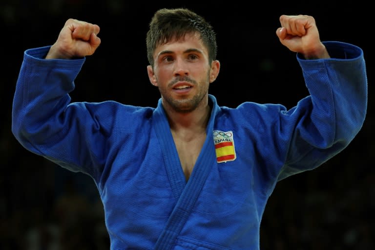 El judoca español Francisco Garrigós celebra su medalla de bronce en la categoria de -60 kilos en los Juegos Olímpicos de 2024, en el estadio Campo de Marte de París, el 27 de julio de 2024. (Jack GUEZ)