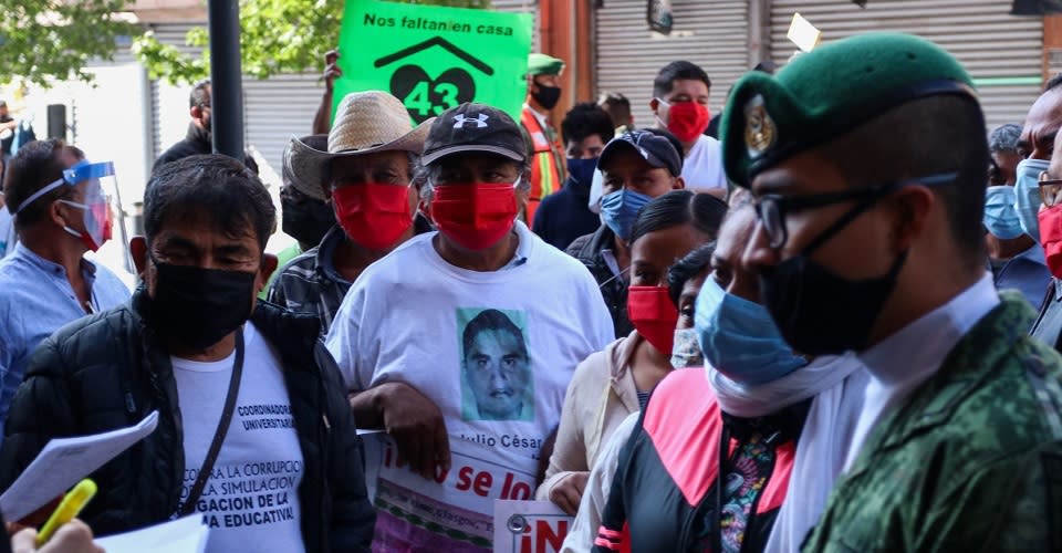 Padres de Ayotzinapa en Palacio Nacional