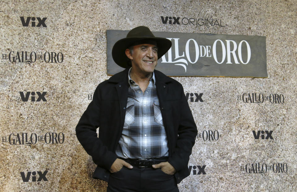 El actor Luis Felipe Tovar posa en la alfombra roja de la serie de ViX "El gallo de oro" en la Ciudad de México el martes 17 de octubre de 2023. (Foto AP/Berenice Bautista)