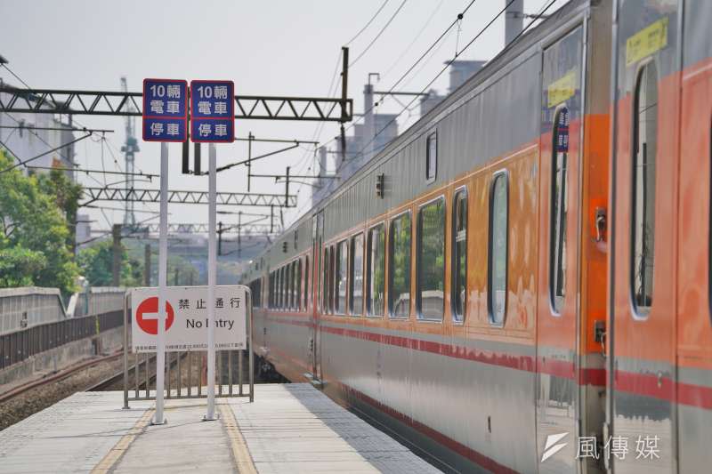 20210413-EMU900列車投入營運後，沿線車站候車區也隨之延長，然而浮洲站候車區幾乎已延長至月台底端，最窄處甚至僅有1公尺。（盧逸峰攝）