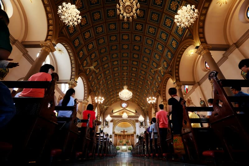 Católicos oran en la Iglesia de Santa Cruz, antes de la visita del papa Francisco a Tailandia, en Bangkok