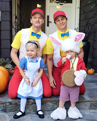 Neil Patrick Harris et sa famille dans la peau des personnages d'Alice au pays des merveilles;.