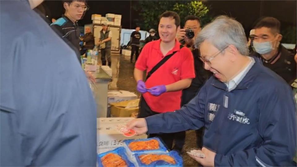 陳建仁清晨視察市場漁產、蔬果運銷　農漁產品價穩量足！發送一元復始小紅包