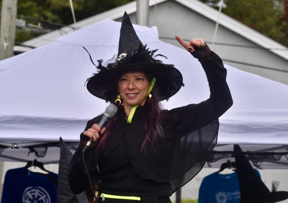 Tara Scheller, propietaria de Watertowns SUP and Yoga, ha sido anfitriona del SUP Witches Festival en Horan's Landing en Sleepy Hollow desde 2020.