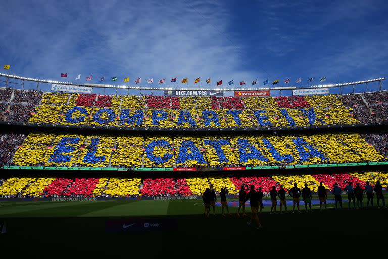 Los hinchas de Barcelona poblaron el Camp Nou para el partido ante Atlético de Madrid, por la LaLiga, y volvieron a cantar por el retorno de Leo Messi