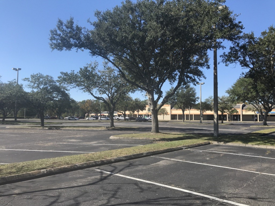 The Oakwood Commons Shopping Center is located near the intersection of two major roads -- 34th Street and Highway 441 --close to a farmer’s market, city park, fire station, senior center and shopping.