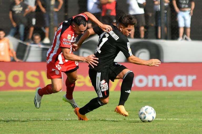 En la lucha: Walter Acuña aguanta la carga de Lucas Brochero, autor del gol de Barracas Central