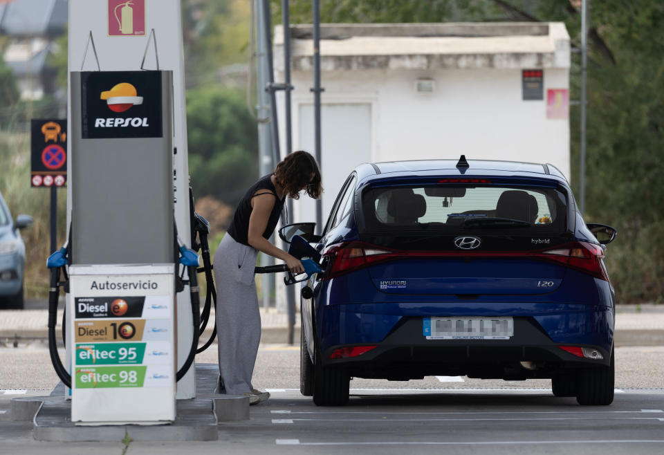 Una mujer pone gasolina en su veh&#xed;culo en Madrid. (Foto: Eduardo Parra / Europa Press / Getty Images).