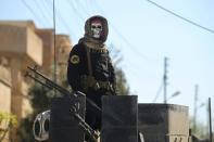 An Iraqi counter terrorism forces member in Mosul's al-Jadida area on March 26, 2017, following air strikes which reportedly killed civilians