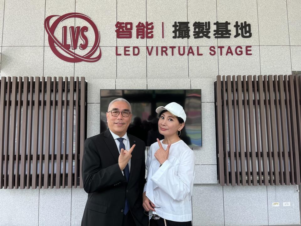 陳亞蘭在世新大學副校長楊盛昱的陪同下參觀LVS智能攝製基地。（TVBS提供 / 陳亞蘭提供）