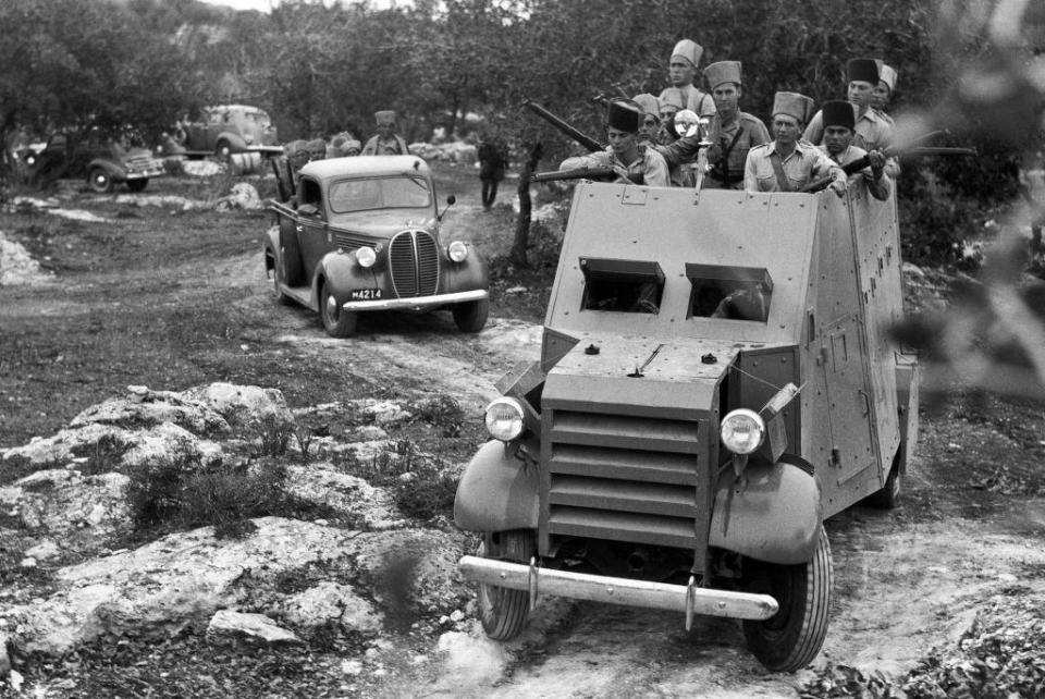 Esta fotografía de 1938 muestra a la policía judía saliendo de un asentamiento en Palestina.