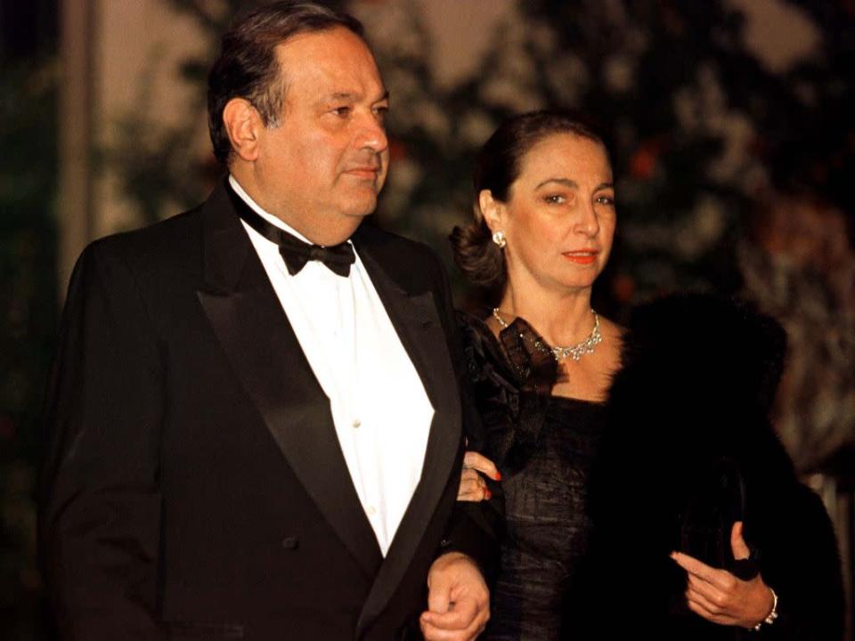 Carlos Slim y Soumaya Domit llegando a la residencia del Embajador de Francia, 1999 / Reuters.