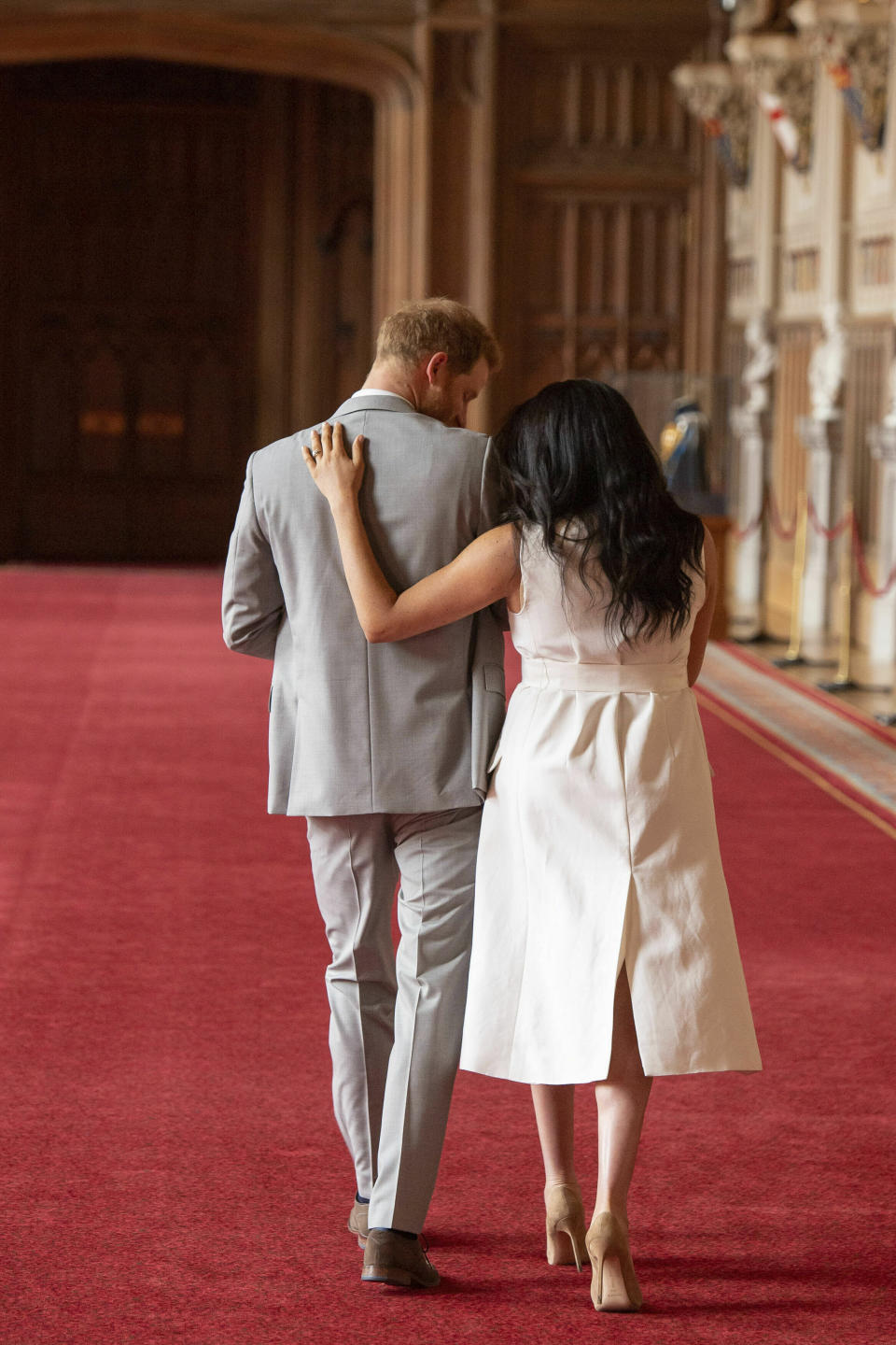 Auch zum Ende des Fototermins können die Eltern ihre verliebten Blicke nicht vom Baby Sussex lassen. (Bild: Getty Images)