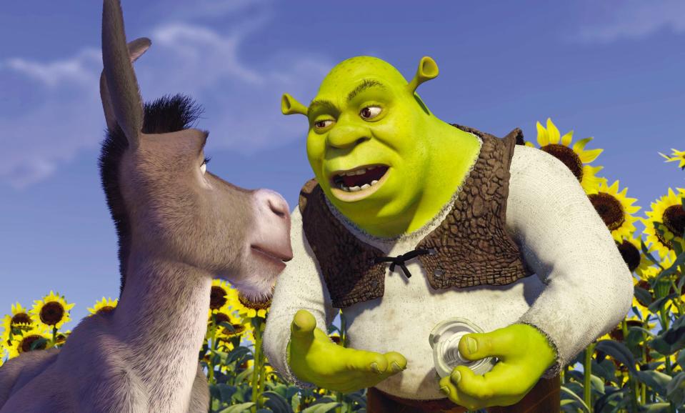 Ursprünglich sollte "Shrek" kein reiner Animationsfilm werden. Geplant war vielmehr, mit Motion-Capture-Technik zu arbeiten. Anderthalb Jahre wurde mit der seinerzeit noch recht neuen Technik herumexperimentiert, mit dem Ergebnis war man allerdings unzufrieden. "Es sah schrecklich aus, es funktionierte nicht", sagte Produzent Jeffrey Katzenberg später. (Bild: TM & © 2018 DREAMWORKS ANIMATION LLC. ALL RIGHTS RESERVED. )