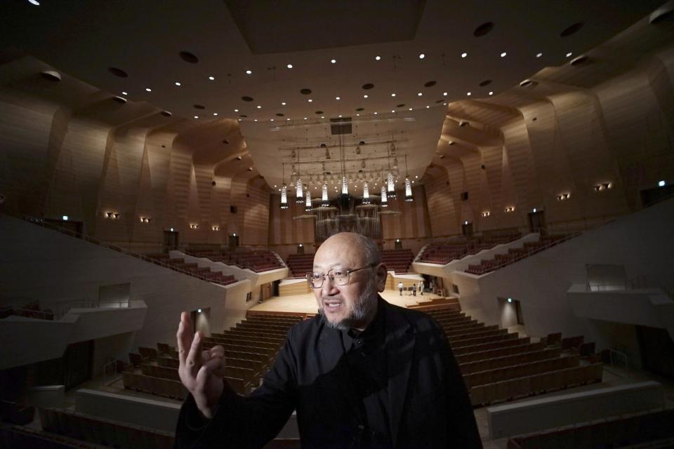 Yasuhisa Toyota hablando durante una entrevista en el Suntory Hall de Tokio el 28 de enero del 2017. Toyota, quien ha ganado fama mundial por la acústica que le da a las salas de música clásica, acuñó la expresión “psicoacústica” para describir la importancia de las emociones y de otros sentidos en el sonido. (AP Photo/Eugene Hoshiko)