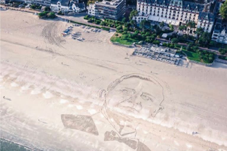 La imagen de James Bond en la playa del hotel en el que están alojados los Pumas en La Baule; un hogar por 37 días.