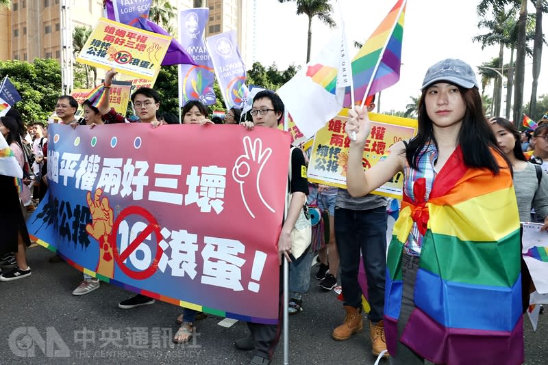 2018台灣同志遊行27日下午從凱道集結出發，有民眾自製標語及大型宣傳布條，為同婚兩公投「民法婚姻章保障同性婚姻」及「性別平等教育」拉票，號召民眾力挺婚姻平權。（中央社）