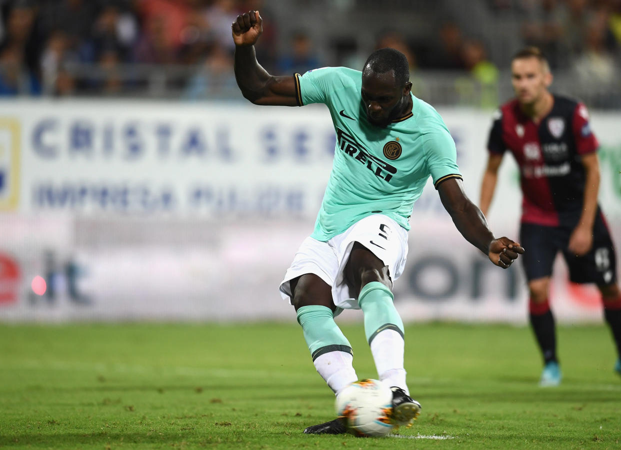 CAGLIARI, ITALY - SEPTEMBER 01:  Romelu Menama Lukaku Bolingoli of FC scores the second goal during the Serie A match between Cagliari Calcio and FC Internazionale at Sardegna Arena on September 1, 2019 in Cagliari, Italy.  (Photo by Claudio Villa - Inter/Inter via Getty Images)