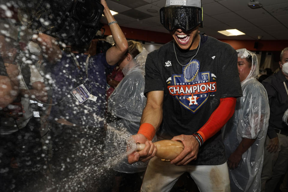 El dominicano Jeremy Peña, campocorto de los Astros de Houston, celebra con champaña tras ganar la Serie Mundial ante los Filis de Filadelfia, el sábado 5 de noviembre de 2022 (AP foto/David J. Phillip)