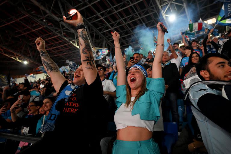 NAPLES, ITALY - MAY 04: Fans of SSC Napoli celebrate their side winning the Serie A title after their side's draw in the Serie A match between Udinese Calcio and SSC Napoli at Stadio Diego Armando Maradona on May 04, 2023 in Naples, Italy. (Photo by Francesco Pecoraro/Getty Images)