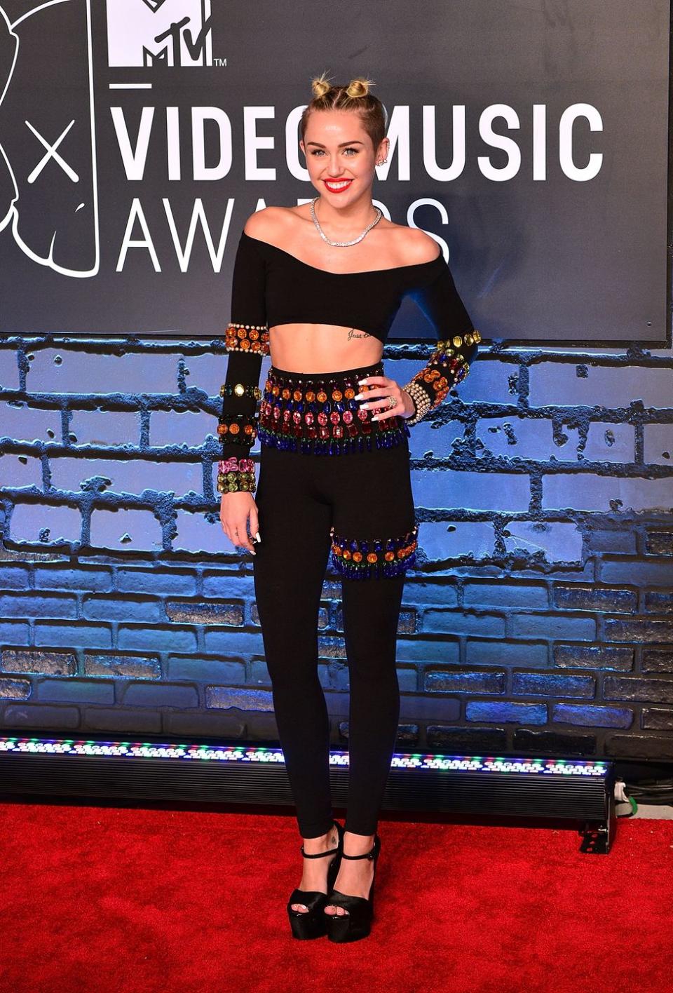 Miley Cyrus‘s Off-the-Shoulder Outfit, 2013