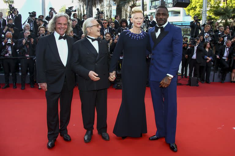 Los actores junto al director George Miller