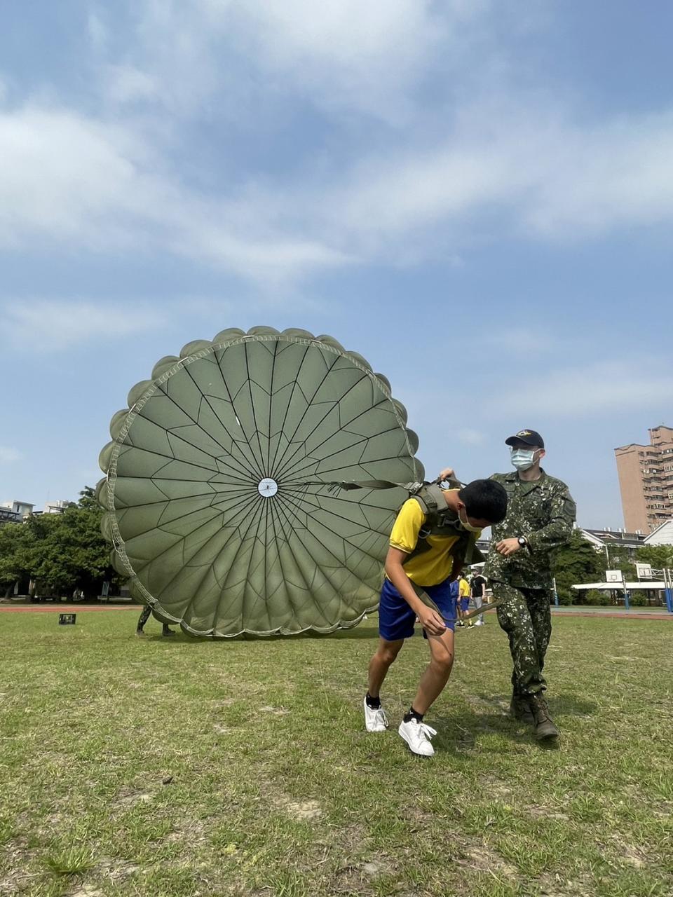 北新國中學生，降落傘開傘體驗。(圖/中市北新國中提供)