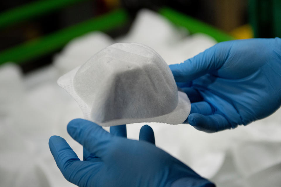 A worker at a Honeywell International Inc. factory works on N95 masks May 5, 2020, in Phoenix, Arizona, during a visit by the US president. (Photo by Brendan Smialowski / AFP) (Photo by BRENDAN SMIALOWSKI/AFP via Getty Images)