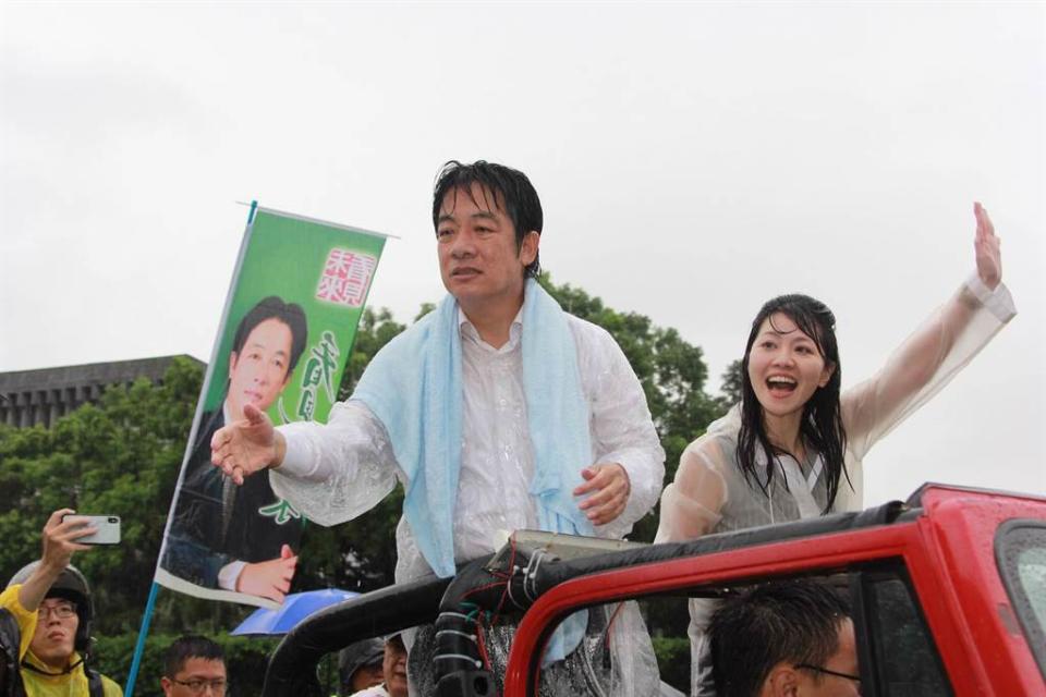 高嘉瑜(右)2019年黨內初選曾冒雨陪賴清德(左)一起掃街。（圖／取自高嘉瑜臉書）