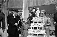 Desde muy pequeña Melanie tuvo la oportunidad de rodearse de las figuras más destacadas del cine. La niña acompañó a su madre al 77 cumpleaños de Charles Chaplin, celebración en la que también estaba Sophia Loren. Con ellos rodó ‘La condesa de Hong Kong’ (1967). (Foto: Ron Burton / Getty Images)