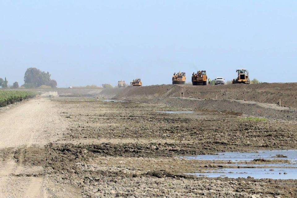 Heavy machinery work on the levee that protects the City of Corcoran from the flooding at the old Tulare Lake Tuesday, April 25, 2023 south of Corcoran, CA. María G. Ortiz-Briones/mortizbriones@vidaenelvalle.com