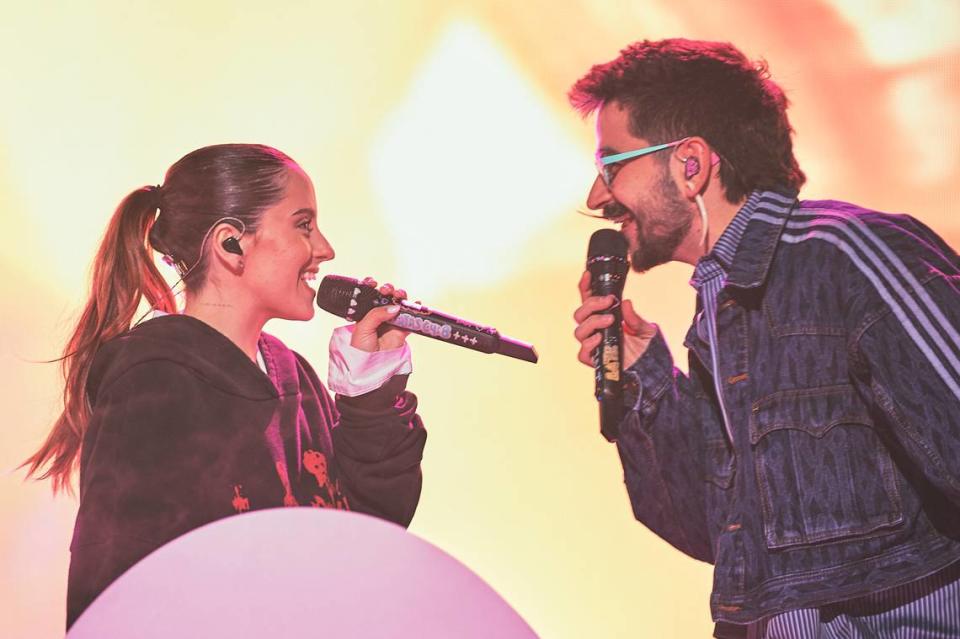 Camilo y su esposa Evaluna Montaner en el primer día de ensayos de Premios Lo Nuestro 2024.