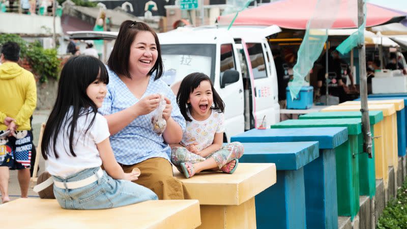 ▲鍾欣凌帶著2個女兒到市集上拍賣。（圖／桂田文化藝術基金會提供）