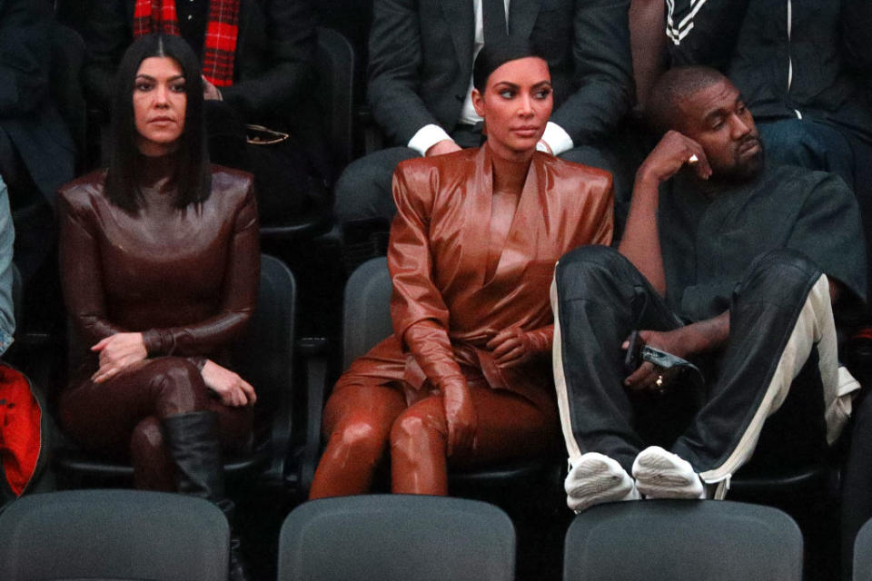 Pour une fois, ce n’est pas au front row que les invités VIP du défilé Balenciaga ont pris place ! Heureusement pour Kourtney, Kim Kardashan et Kanye West puisque les fauteuils des premiers rangs ont été immergés dans l’eau pour les besoins d’une scénographie spectaculaire et apocalyptique ! ©Getty Images