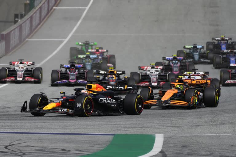 Max Verstappen señala el rumbo, con Lando Norris como perseguidor: la batalla por el primer puesto entre el neerlandés y el británico tuvo varios episodios y un desenlace accidentado