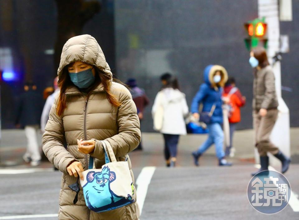 原先預估明日有望回溫，但前中央氣象局長鄭明典指出，受到主低壓呈現近似滯留狀態，「預報回溫的時間往後延！」