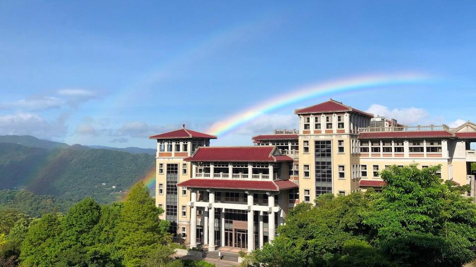 新北市華梵大學祭出念書「免費」招生，宣布9月起將提供大一新生與學雜費同額的獎學金。   圖：翻攝華梵大學臉書