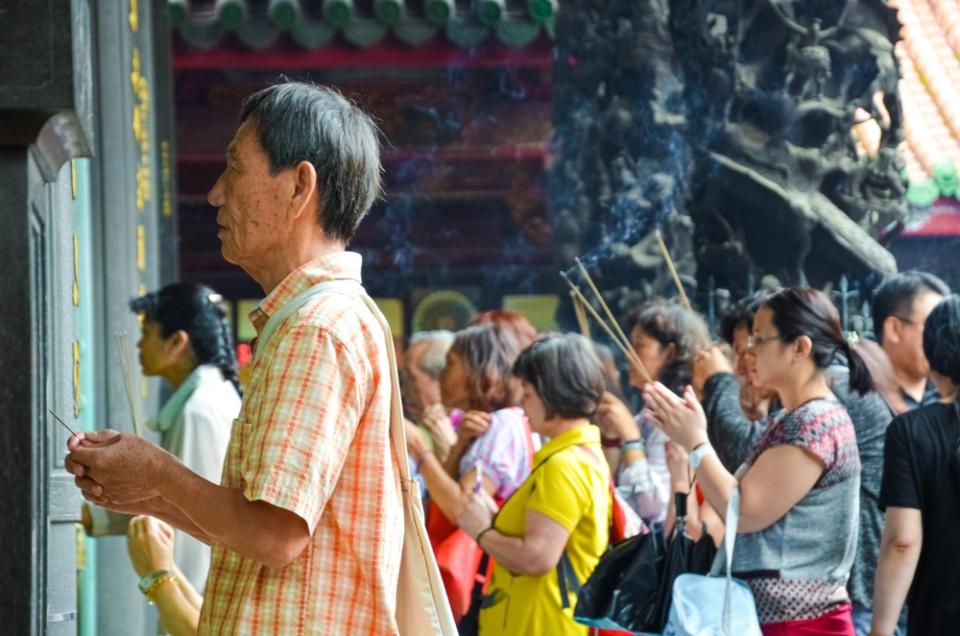 ▲神明界的大日子！重陽節除了掃墓祭祖，更是拜拜的好日子。（圖／Shutterstock）