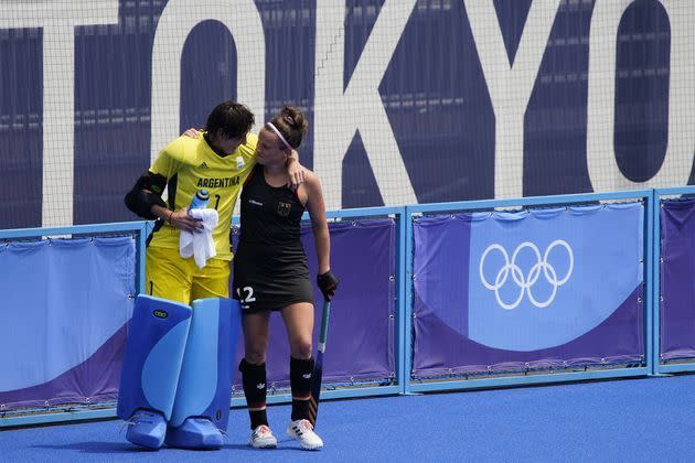 <p>La gardienne argentine Maria Belen Succi réconforte l'Allemande Charlotte Stapenhorst, à droite, après que l'Argentine a remporté son match de hockey sur gazon féminin.</p>