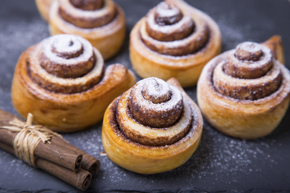 Frische Zimtschnecken sind nicht nur in der Weihnachtszeit ein leckerer Gaumenschmaus. (Bild: Getty Images)