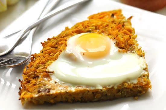 <p>Gosta de batatas <i>Hash brown</i>? Esse é o café da manhã que você esperou a sua vida toda.</p><p>Pegue a receita no <i>site </i><i><a href="http://www.thehealthymaven.com/2014/12/sweet-potato-and-apple-latke-cake-with-baked-eggs.html" rel="nofollow noopener" target="_blank" data-ylk="slk:The Healthy Maven;elm:context_link;itc:0;sec:content-canvas" class="link ">The Healthy Maven</a></i>.</p>