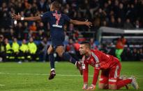 <p>Outre la démonstration parisienne face à l’OL, c’est la prestation XXL de Kylian Mbappé qui a impressionné tous les fans de football ce soir-là. Le jeune attaquant parisien a inscrit un quadruplé en seulement 13 minutes (61e, 66e, 69e, 74e), devenant ainsi le plus jeune footballeur (à 19 ans et 9 mois) à le faire depuis 45 ans. Anthony Lopes doit encore en faire des cauchemars. </p>