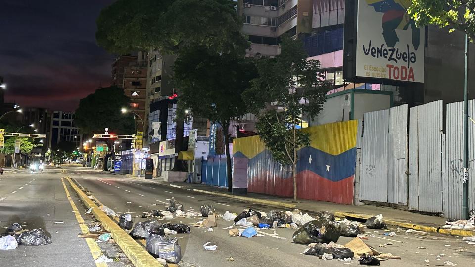 Barricada hecha con bolsas de basura en Chacao, Caracas. 