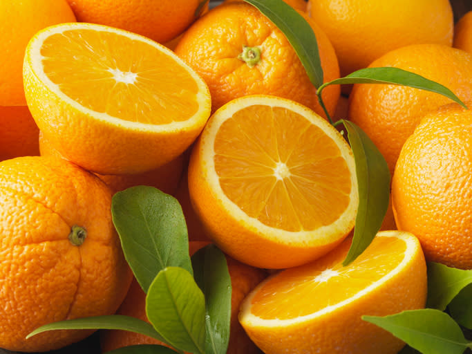 Auch der Orange kann man die Inhaltsstoffe schon von weitem ansehen. Sie verdankt ihre Farbe Carotinoiden. Zudem sind Apfelsinen als regelrechte Vitamin-C-Bomben bekannt. Darüber hinaus enthalten sie sogenannte Polyphenole. Diese sekundären Pflanzenstoffe wirken entzündungshemmend und antioxidativ. (Bild-Copyright: Diana-Miller/GettyImages)