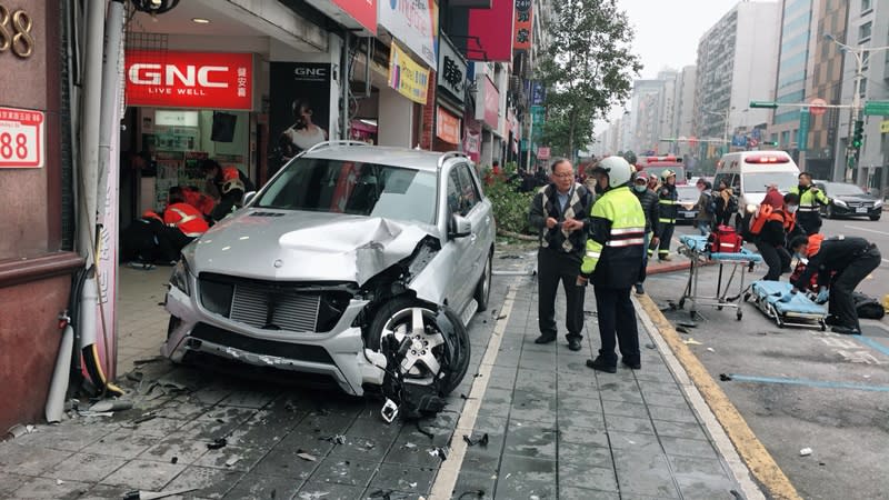 台北市南京東路一處知名鳳梨酥店家，31日下午近3時遭一輛銀色自小客車衝撞騎樓，現場多名排隊購物民眾遭撞傷，肇事原因待查。（中央社/民眾提供）